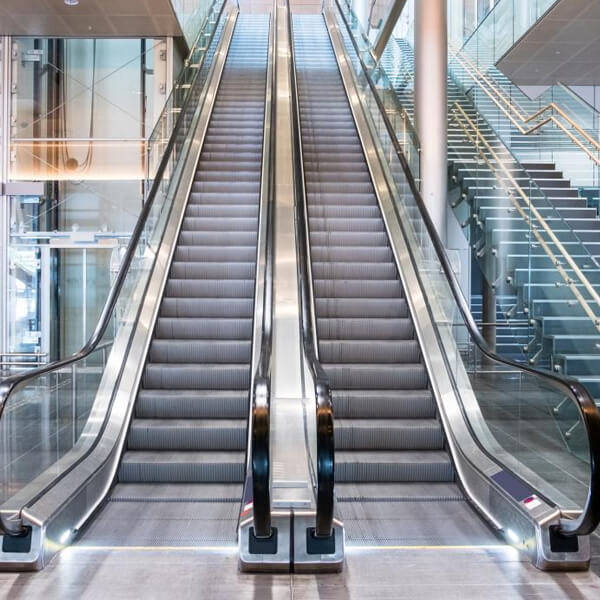 پله برقی کارکرده و دست ودوم